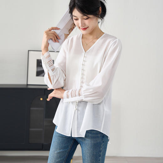 剩M 米思阳2026春季新款V领珍珠扣衬衫 法式优雅镂空蕾丝袖白色上衣女士通勤气质小衫0228 商品图3