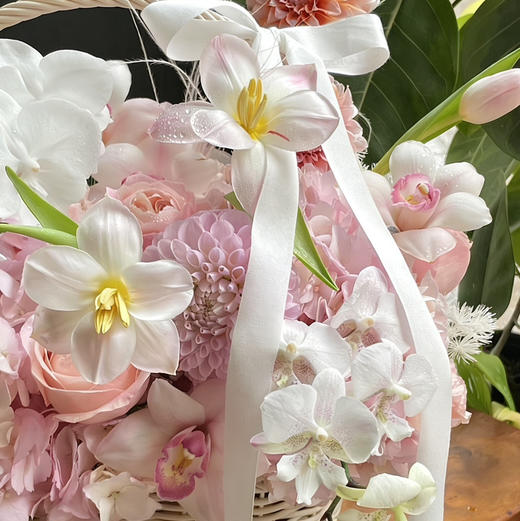 《春日游》白天鹅蝴蝶兰郁金香奶油桃子绣球大花蕙兰手提花篮 商品图5
