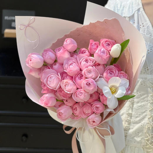 《春之约》草莓杏仁饼郁金香花束 商品图0