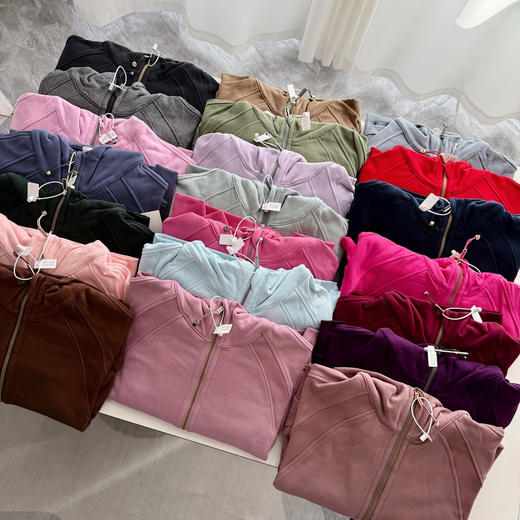 点此购买 LULU露露最经典的Scuba系列女士全拉链连帽卫衣 ssy 341927 商品图1