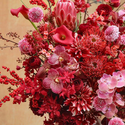 《丰盈福满》南非针垫北美冬青公主蝴蝶兰胡姬兰红蕾丝粉彩花瓶瓶插花 商品图3
