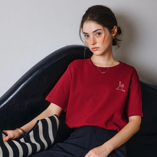 欧芮儿2026年新款夏季红色绣花设计感圆领宽松短袖休闲简约T恤女 商品图3