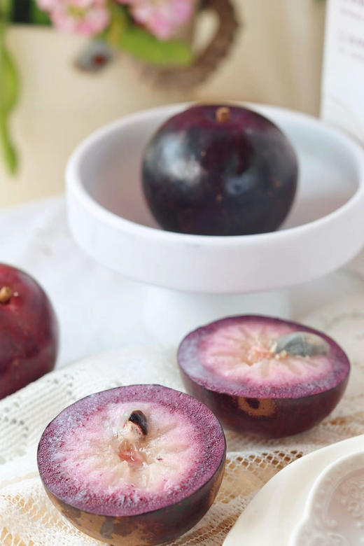 紫金牛奶果 原产加勒比海，中科院培育10年才在三亚结果。果子紫黑，切开果汁似奶油，奶香悠悠。口感像牛奶果冻，清甜不腻、汁水满满。 商品图5