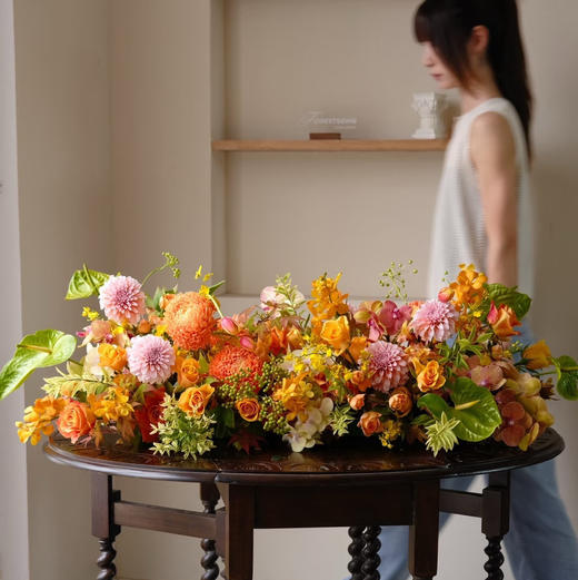 牡丹菊奶油桃子绿掌辉煌长桌花 商品图0