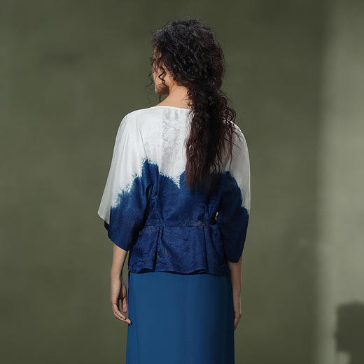 【林栖设计小店】植物染色|手工植物蓝金线提花配腰带2026夏新款真丝衫1962024 商品图3