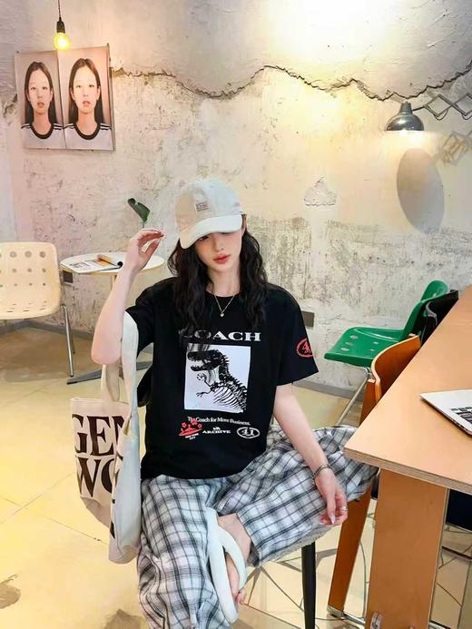 点此购买 蔻驰春夏季男女情侣款时尚恐龙图案短袖T恤 ssy 341937 商品图4