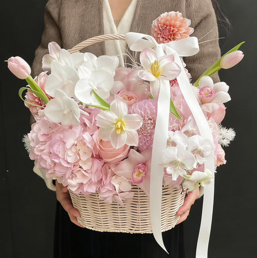《春日游》白天鹅蝴蝶兰郁金香奶油桃子绣球大花蕙兰手提花篮 商品图2