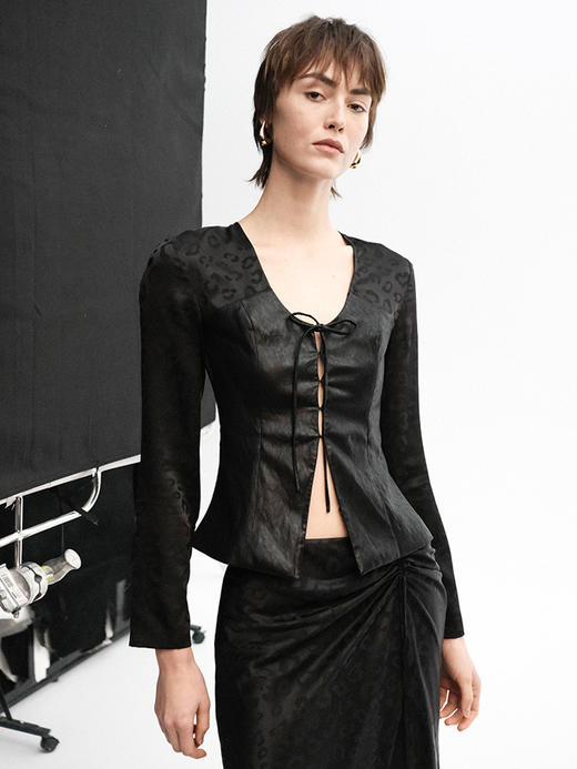 TR她热 暗夜猎影 黑色豹纹暗纹拼皮性感收腰显瘦系带V领开衫上衣 商品图4