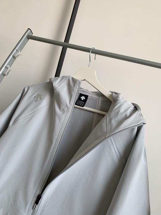 点此购买 迪桑特TRAINIBG综训运动加绒男士梭织压胶外套 bk 341887 商品图9