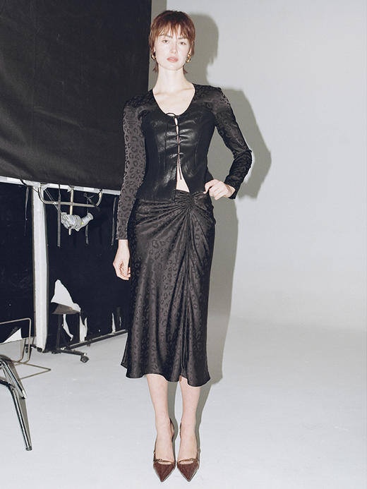 TR她热 暗夜猎影 黑色豹纹提花复古优雅抽褶系带垂感鱼尾斜裁长半裙 商品图0