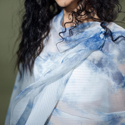 【林栖设计小店】植物染色|手工植物蓝金线顺纡绉优雅百搭2026夏新款披肩2962025 商品图6