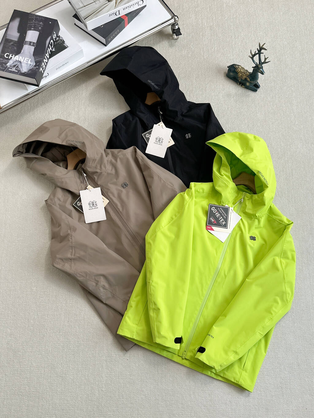 点此购买 可隆SPORT HIKING系列男女款防水防风透湿弹力软壳夹克外套 kad 341924