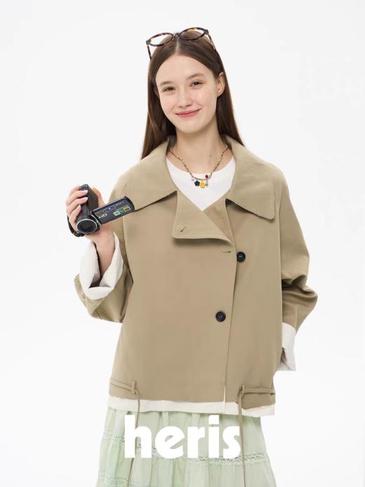 heris/H61110/ 立体翻领侧门襟 艺术感层次拼接 抽绳阔型短款风衣外套 商品图0