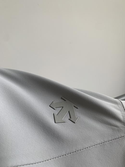 点此购买 迪桑特TRAINIBG综训运动加绒男士梭织压胶外套 bk 341887 商品图13