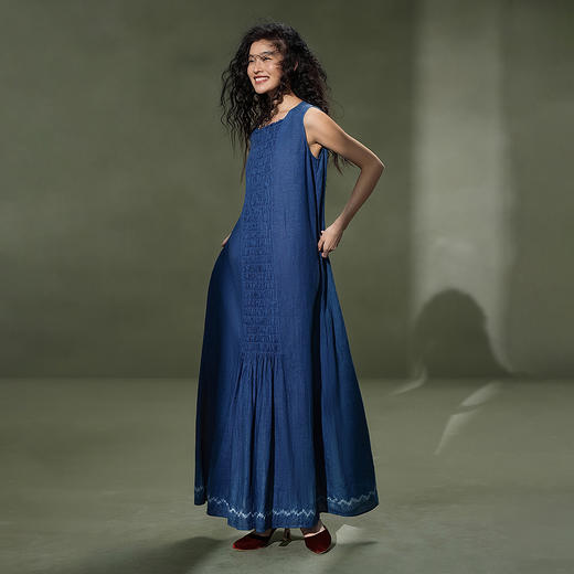 【林栖设计小店】植物染色|手工植物蓝亚麻宽松百搭2026夏新款无袖连衣裙1962045 商品图4