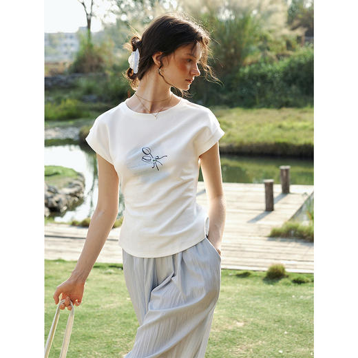 欧芮儿印花钉扣连袖设计感2026年新款夏季白色圆领休闲通勤风T恤 商品图2