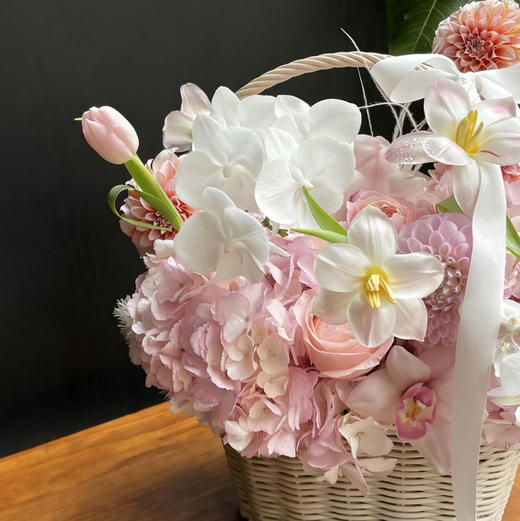 《春日游》白天鹅蝴蝶兰郁金香奶油桃子绣球大花蕙兰手提花篮 商品图3