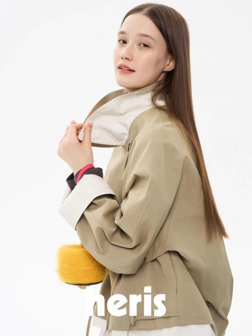 heris/H61110/ 立体翻领侧门襟 艺术感层次拼接 抽绳阔型短款风衣外套 商品图2