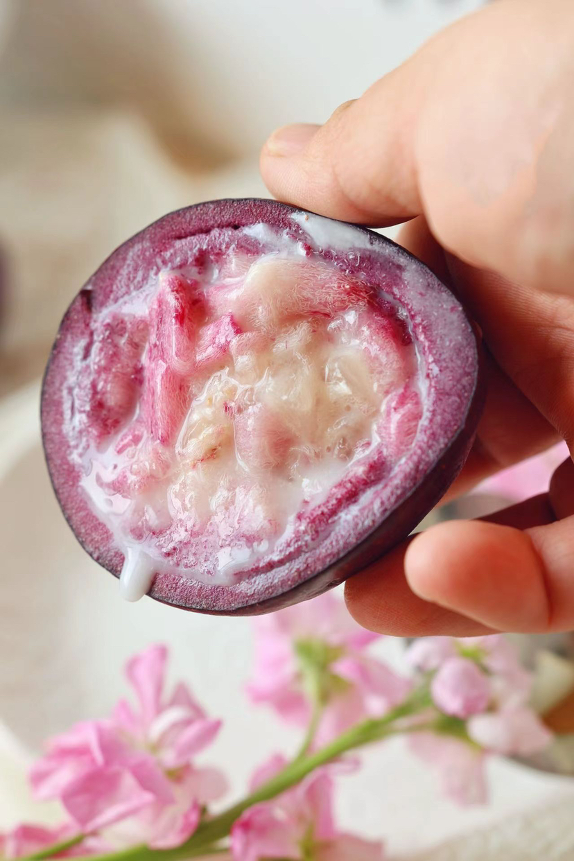 紫金牛奶果 原产加勒比海，中科院培育10年才在三亚结果。果子紫黑，切开果汁似奶油，奶香悠悠。口感像牛奶果冻，清甜不腻、汁水满满。