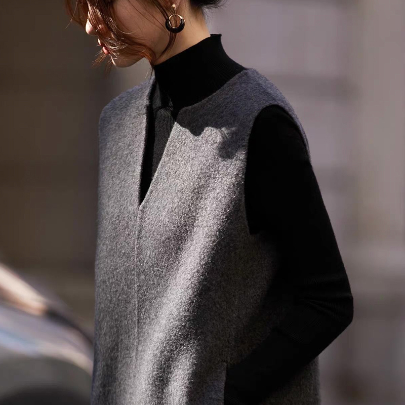 【5天发货！上身优雅到惊艳的V领雪花呢马甲裙】极简V领雪花呢马甲裙 老钱美学的低调精致，上身优雅到惊艳，从容自若