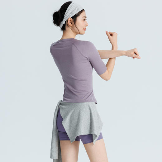 唤醒身心~ 曲线型拼接好显身材！春夏中袖T恤瑜伽服女 小圆领半袖修身短款健身运动普拉提上衣 商品图3