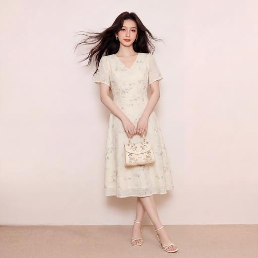 奢姿大码女装2026夏季减龄刺绣碎花V领连衣裙胖妹妹温柔风裙子9962894623 商品图1