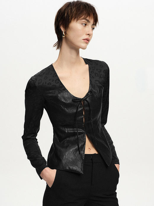 TR她热 暗夜猎影 黑色豹纹暗纹拼皮性感收腰显瘦系带V领开衫上衣 商品图3