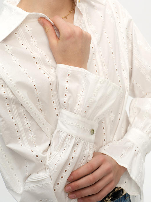 TR她热 晨间花园 白色棉感蕾丝刺绣压褶荷叶边复古度假宽松系带衬衫 商品图0