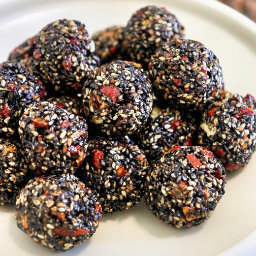 【买1送1】天鲜萌红枣枸杞桑葚黑芝麻丸 300g/箱 一箱30颗左右 商品图0