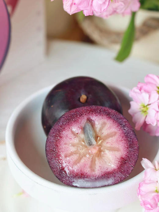 紫金牛奶果 原产加勒比海，中科院培育10年才在三亚结果。果子紫黑，切开果汁似奶油，奶香悠悠。口感像牛奶果冻，清甜不腻、汁水满满。 商品图3