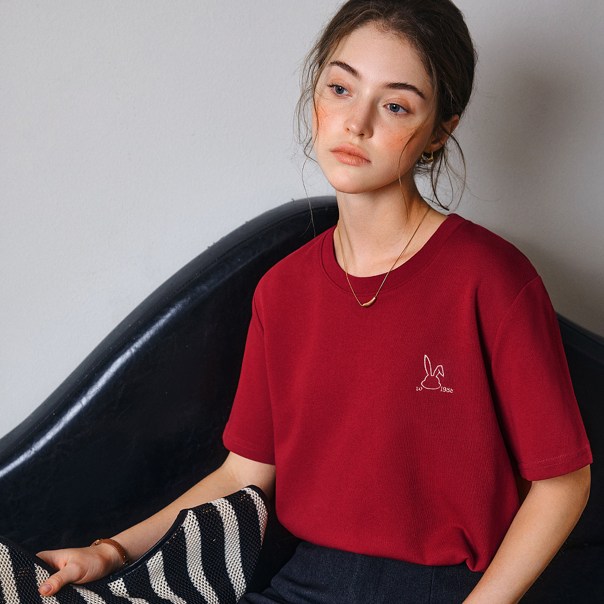 欧芮儿2026年新款夏季红色绣花设计感圆领宽松短袖休闲简约T恤女