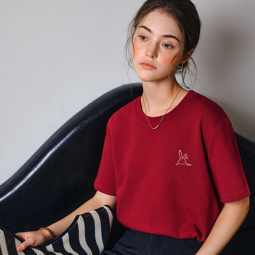 欧芮儿2026年新款夏季红色绣花设计感圆领宽松短袖休闲简约T恤女 商品图0