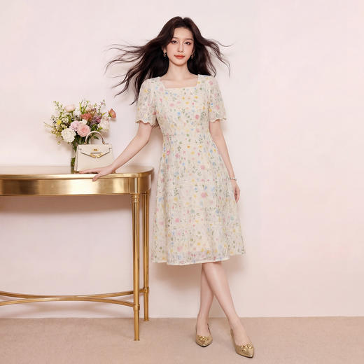 奢姿2026大码女装刺绣蕾丝连衣裙胖妹妹夏季方领遮肉温柔风A字裙9962860008 商品图0