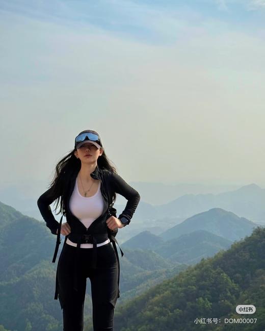 一店d 𝐃𝐬𝐭 WOMEN'S TRAINING针织外套 专属于女孩子的“综训”夹克 弹力修身剪裁 勾勒利落线条 不拘紧却有自然的塑形效果 上身看起来挺拔又有精神 穿上直接get运动系美女 商品图0