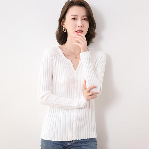 属于春日的柔软邂逅「春日初见云朵衫」法式慵懒 小v领开衫 软糯顺滑 轻盈透气不闷汗 商品图7