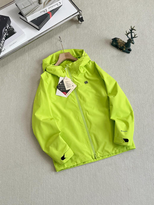 点此购买 可隆SPORT HIKING系列男女款防水防风透湿弹力软壳夹克外套 kad 341924 商品图1