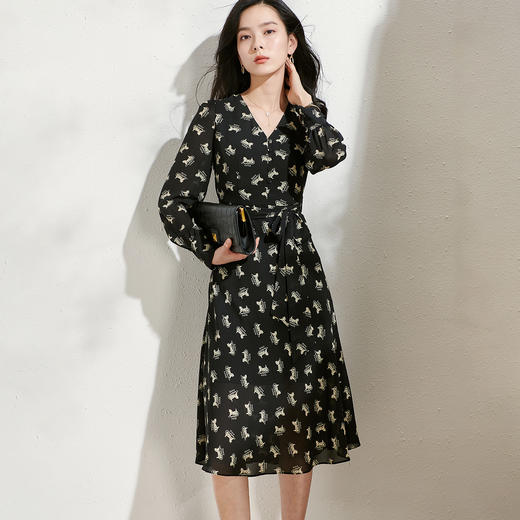 剩S/M 芳外新款时尚复古印花连衣裙薄款黑色V领长袖大摆裙8T22AL0073 商品图2