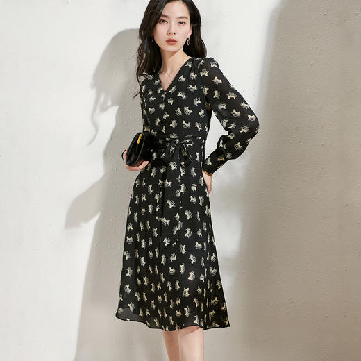 剩S/M 芳外新款时尚复古印花连衣裙薄款黑色V领长袖大摆裙8T22AL0073 商品图3