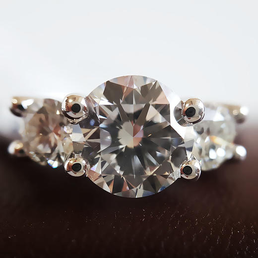 【天然正品】AU750白金经典简约三钻款皇冠镂空造型1.50克拉钻石戒指12号（戒圈可改）050326NJS29 商品图3