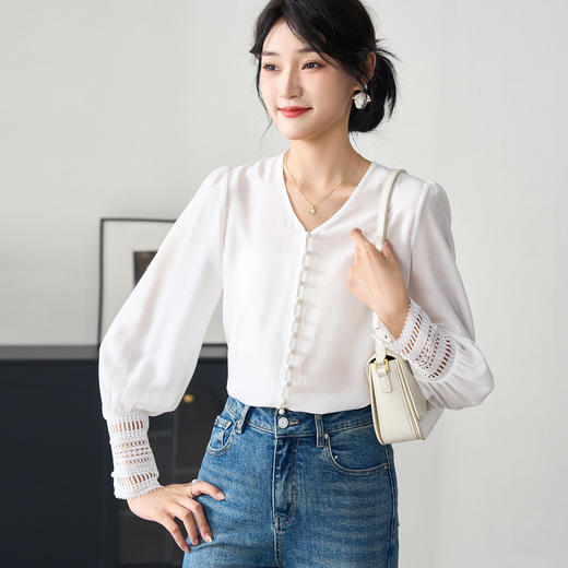 剩M 米思阳2026春季新款V领珍珠扣衬衫 法式优雅镂空蕾丝袖白色上衣女士通勤气质小衫0228 商品图2