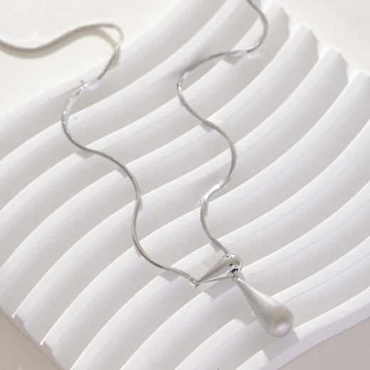 三彩2026新款简约现代拉丝水滴吊坠项链首饰锁骨链Y字可调节通勤 商品图4