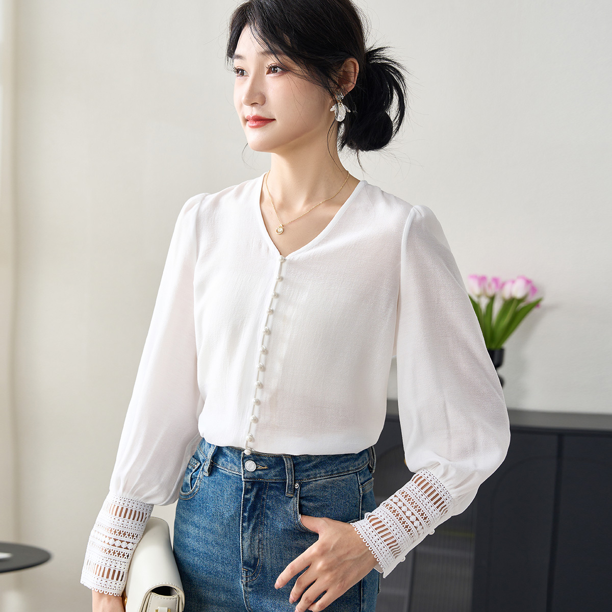 剩M 米思阳2026春季新款V领珍珠扣衬衫 法式优雅镂空蕾丝袖白色上衣女士通勤气质小衫0228