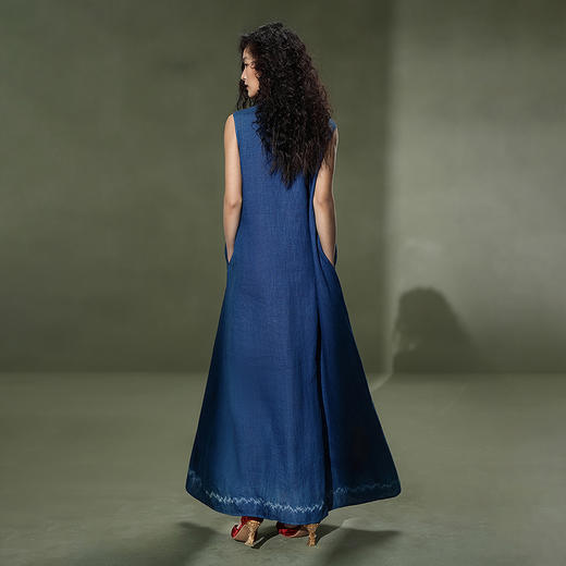【林栖设计小店】植物染色|手工植物蓝亚麻宽松百搭2026夏新款无袖连衣裙1962045 商品图3