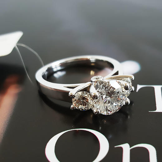 【天然正品】AU750白金经典简约三钻款皇冠镂空造型1.50克拉钻石戒指12号（戒圈可改）050326NJS29 商品图4