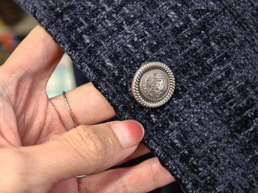 藏蓝色小香风外套，不张扬的高级感，版型利落显瘦，面料软糯挺括 商品图3