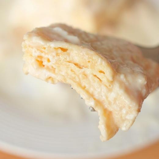 【六层鲜奶皮子酸奶】6层奶皮真厚，奶香浓郁，只选用新鲜、无异味的生牛乳，不添加任何奶粉或复原乳，8斤生牛乳才能熬制出1斤，一口下去，湿润绵软，奶香十足。 商品图1