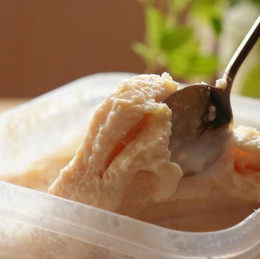 【六层鲜奶皮子酸奶】6层奶皮真厚，奶香浓郁，只选用新鲜、无异味的生牛乳，不添加任何奶粉或复原乳，8斤生牛乳才能熬制出1斤，一口下去，湿润绵软，奶香十足。 商品图6