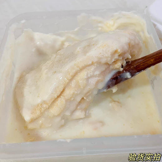 【六层鲜奶皮子酸奶】6层奶皮真厚，奶香浓郁，只选用新鲜、无异味的生牛乳，不添加任何奶粉或复原乳，8斤生牛乳才能熬制出1斤，一口下去，湿润绵软，奶香十足。 商品图3