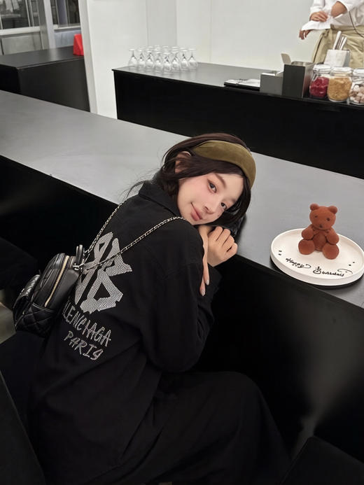 点此购买 巴黎世家春秋季男女款限定编织烫钻logo牛仔外套 md 342113 商品图0