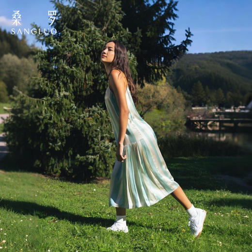 辣目洋子同款】桑罗蓝白条纹热带吊带裙25年春夏新品宅家度假 商品图2